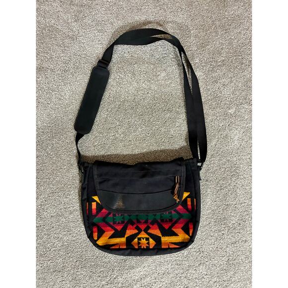 Hand-Made Annica Shoulder Bag With Native Pattern Pendleton Wool - Picture 1 of 8